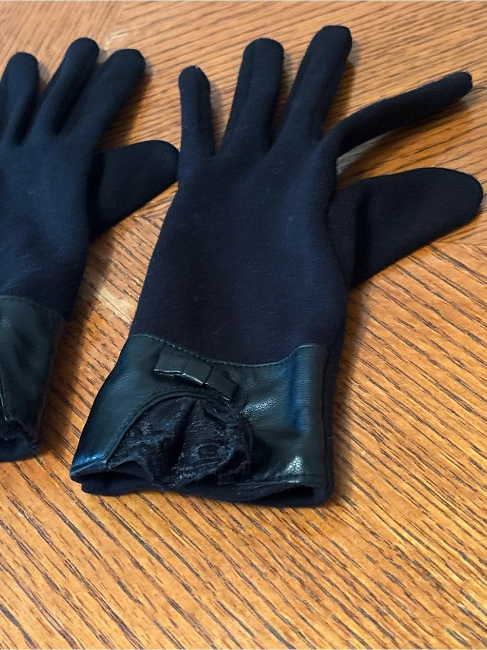 Black Tech Stretch Gloves Faux Leather Bow Lace Trim Fleece Lined Touchscreen